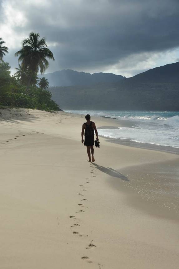 Caminhando em uma deserta e maravilhosa Playa Rincón, perto de La Galera, na península de Samaná, na costa norte da República Dominicana